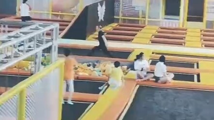 พี่ชายสนุกชั่วครู่โยนน้องสาวลงมา ถูกคุณพ่อไล่ล่าทั่วสนาม!