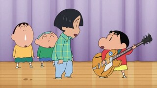 Tiểu Tân, hiện đang học tiểu học, cũng biết chơi guitar. Em ấy thực sự rất đa tài.