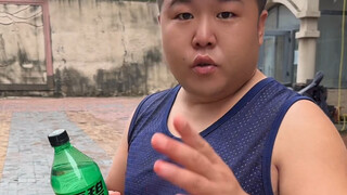 Terus minum sebotol besar Sprite, tantangan yang benar-benar sulit #Ulasan #BongkarKebohongan #Minum