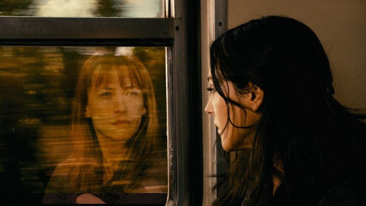 [Thriller Movie] "Don't Look Back": Mind-bending! After work, the female lead looks in the mirror an