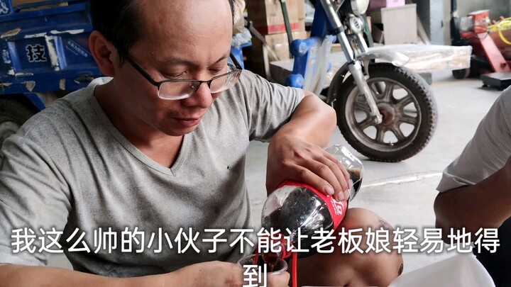 สาวส่งอาหารโดนหนุ่มเจ้าเล่ห์จีบจนได้ คังคังเลยหึงจนไม่ยอมกินข้าวร้านเธอ ช่างเป็นความจริงจังเสียเหลือ