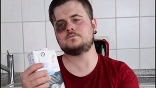 الأخ الصغير يُجسِّد ببراعة معنى مقولة: "عندما يُصاب المرء بالسوء، حتى شرب الماء البارد سيعلق بين أسن