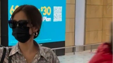 Xinxin and her grandfather arrived in Australia to attend the wedding, but they didn't go the VIP ro