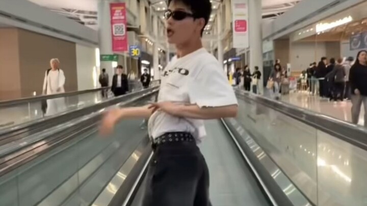 I admire the dancers' sense of conviction... dancing KATSEYE-"Gnarly" in public