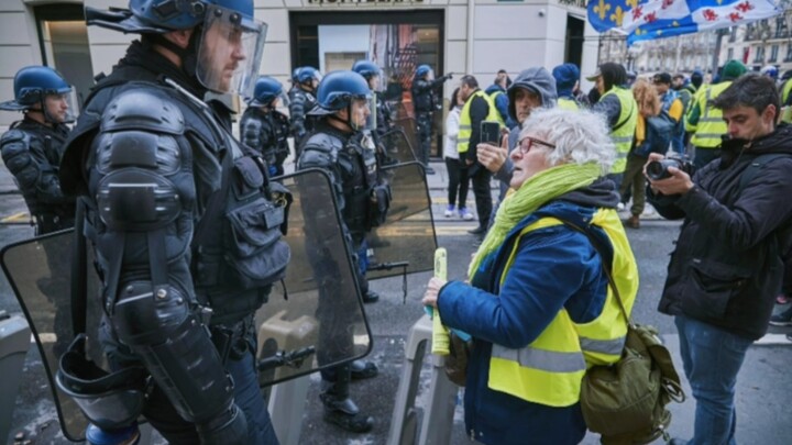 1 Mei, para pemadam kebakaran Prancis beraksi di jalan-jalan Paris untuk melindungi warga, bahkan me