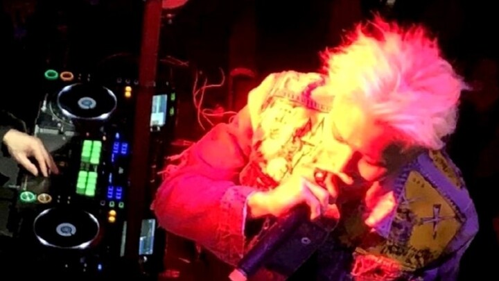 Contoh idola pria yang berkunjung ke klub malam,,