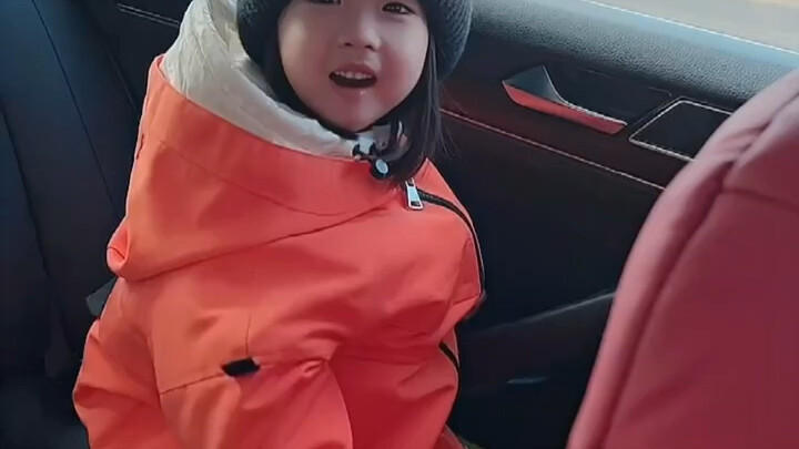 Dua pertanyaan berturut-turut bikin aku bingung—apa dia udah sembuh dan mulai ngelucu sama aku, ya?