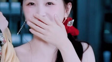 Yu Zhou Zhong Xin | Xiao Yu hides behind Bao Bao when she is shy. Is this gesture engraved in Bao Ba