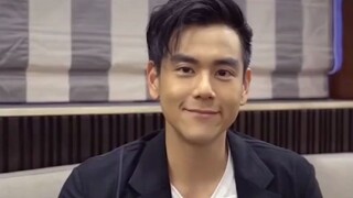 Reporter: Siapa yang lebih tampan dari Anda di Taiwan? Peng Yuyan: Hahaha!