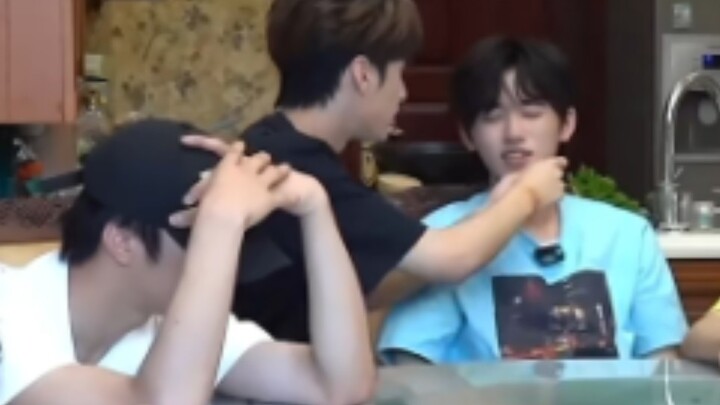 Yan Haoxiang is teasing her fourth brother again.