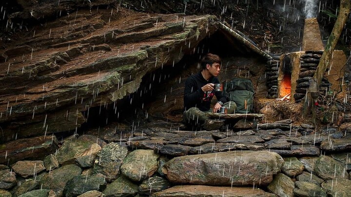 A couch boulder was found in the wilderness, which was just used as a barrier to avoid danger, even 