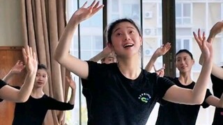 พบสาวตาโต! ชั้นเรียนคลาสสิกประจำปี 2022 วิทยาลัยการศึกษานาฏศิลป์ปักกิ่ง สอนโดย: หวังเหว่ย เปียโน: Da