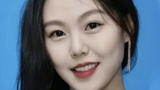 She is like the mist lingering in the quiet woods, exuding a mysterious and dangerous atmosphere.