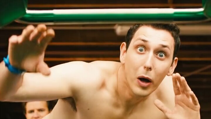 Saat pria itu bermain seluncuran, dia malah kena pukul tongkat kecil!