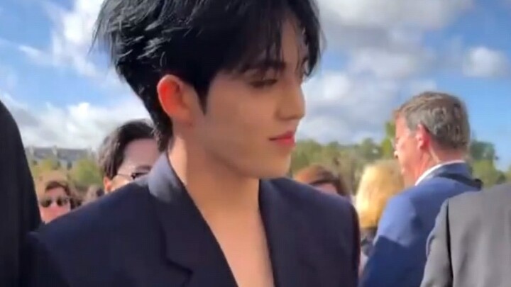 Choi Seungcheol di lokasi Fashion Week Paris berbicara dalam bahasa Kanton dan menyapa para anggota 
