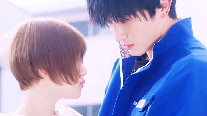 “Karena dunia menganggap kita sebagai orang yang berbeda, maka mari jadilah orang biasa di mata mere