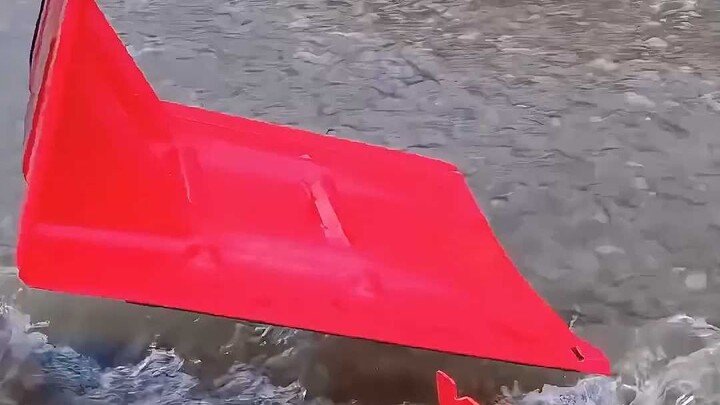 Orang yang menemukan penghalang banjir berbentuk L memang seorang jenius.