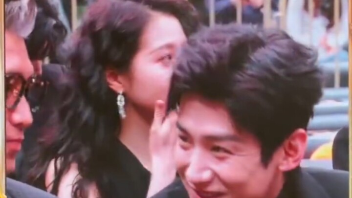 Bạch Kính Đình cứ thế mà xinh tươi rạng rỡ ngồi ngay trước mặt Quan Hiểu Đồng, ha ha ha ha!