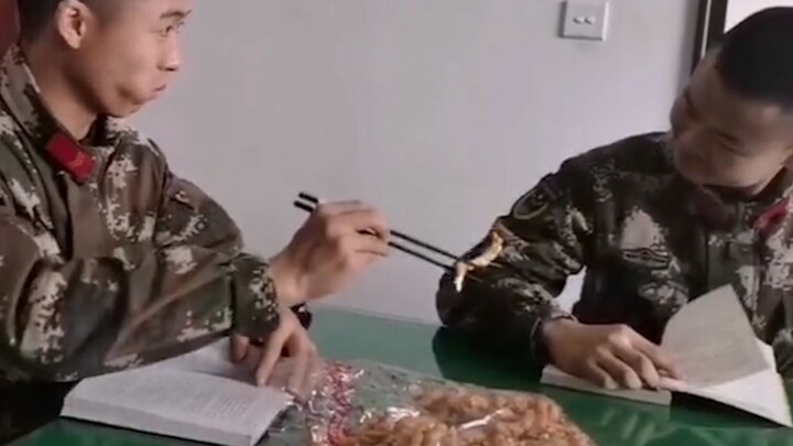 Kakak tentara: Kita semua orang yang beradab, bahkan saat makan camilan pun tetap pakai sumpit