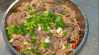 نودلز المعدة الخرافية في شوارع تشونغتشينغ، وعاء كبير ممتلئ بـ12 يوان فقط، يستحق الثمن تمامًا!!