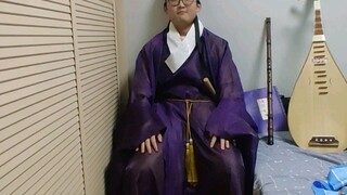 Pria itu mencoba pakaian Dinasti Ming dan akhirnya merasa malu.
