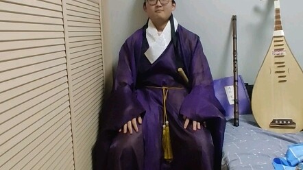 Pria itu mencoba pakaian Dinasti Ming dan akhirnya merasa malu.