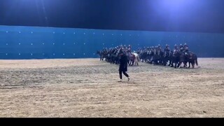 射雕的时候，马都要训练走正步，绝对的用心之作