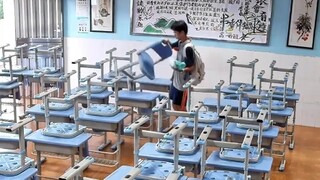 男生好不容易把椅子都放在了桌子上，刚准备走时“主角”登场了