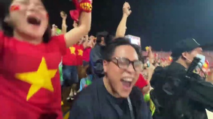 Mai Hoa, Nam Cường gào thét cùng các cổ động viên giữa SVĐ Mỹ Đình khi Việt Nam ghi bàn thắng  🇻🇳