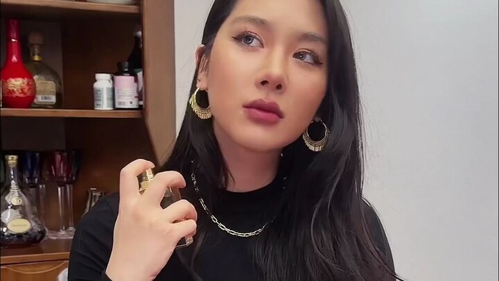 Gadis yang wajahnya tampak cemberut