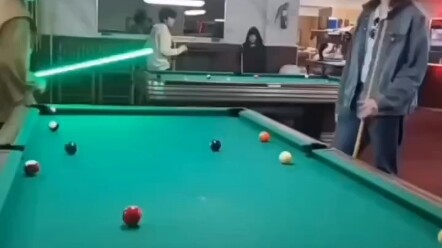 Khi bạn chơi bi-a trong Star Wars