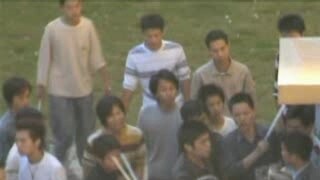 An old video from 2008: Many students on a domestic university campus chased and hacked two thieves 