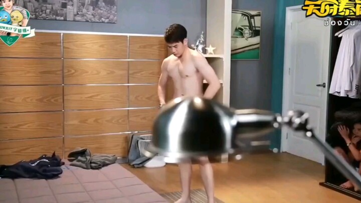 两个女生躲衣柜里，意外看到男主更衣沐浴