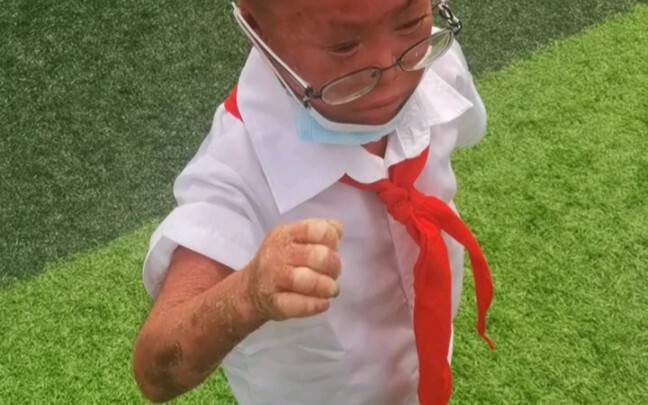 Ini adalah upacara penerimaan ke dalam Pasukan Pemuda di semester kedua kelas satu Mèngmèng. Dia eng