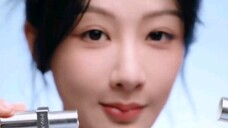 ดูโฆษณาลิปสติกและน้ำหอมของ Yang Zi