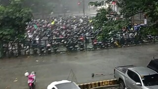 放下一段感情很難，我們也做不到去完全忘記一個人，畢竟一起相處的那些回憶是抹不掉的。真正的放下大概是你的生活你的故事再也與我無關。不會删除他的聊天記錄，也不會把他拉入黑名單，只是任由他躺在通訊錄裡