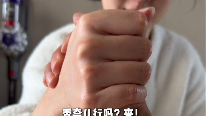 يلا نتبارز في كسرة اليد، إذا ربحتُ أشتريلك حقيبة.