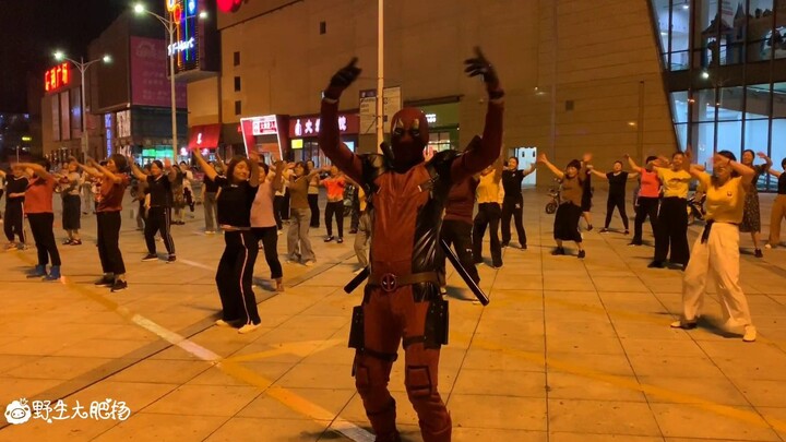 [Deadpool Square Dance الحلقة 01] الحقائق: ارتداء Deadpool يسمح لك بالقيام بأشياء لا تفعلها عادةً.