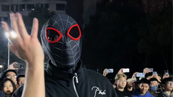 Đánh bóng với gái thì được, chứ thân thể lại đụng chạm thế kia là cậu sai rồi 😡 Hừ!