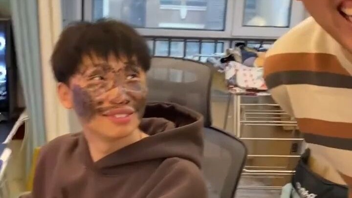 Bạn cùng phòng hợp sức chơi khăm tôi, chiêu trò quá ác, kết cục thật hài hước