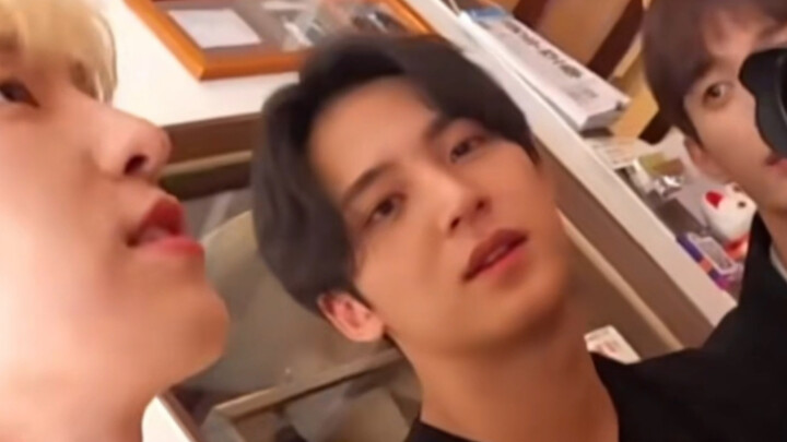 [Qu Ba] “Are you looking at me?” “Uh… yeah, I’m looking at… the camera (flustered…”