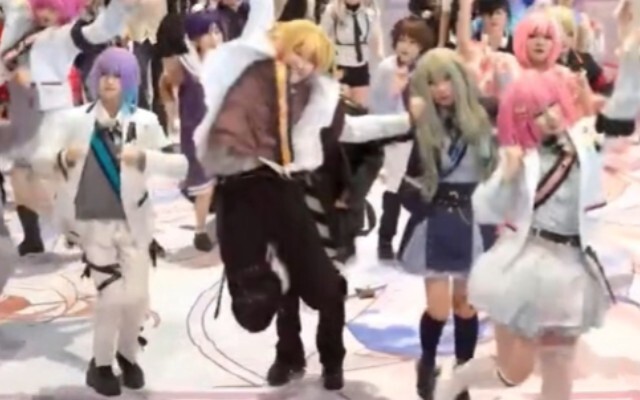 فريق استطلاع الابتسامة يبدو سعيدًا جدًا، تيانما سي. لقطات مباشرة لتيانما سي وهو يرقص