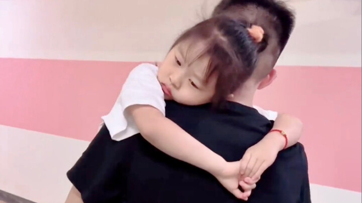 My little sister’s back from Suqian, so big brother went downstairs to pick her up. The “young maste