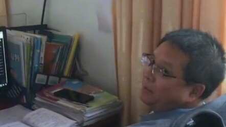 Giờ chuẩn bị bài giảng ở trường, giáo viên kỳ cựu lại mải mê xem phim; trước lời can ngăn, ông ta nổ