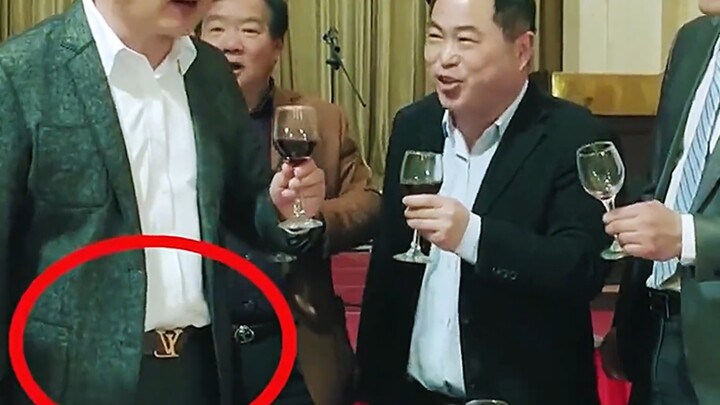 Ê-kíp phim “Danh nghĩa nhân dân” nghèo đến mức nào? Đến cả chiếc thắt lưng LV của Đinh Nghĩa Trân cũ