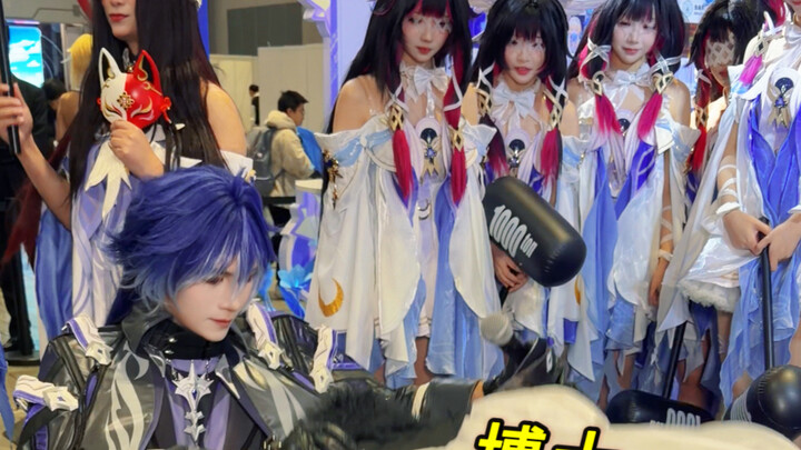 Vừa vào đã thấy cả đám thiếu nữ đang đánh bác sĩ?