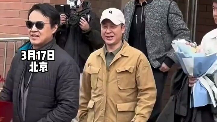 أراد الطلاب التقاط صورة مع تشانغ سونغ ون، فردّ بودّ: “لا تتحرّكوا واقفًا، سأتقدّم إليكم.”