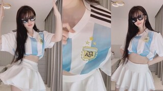 就想展示下我的三星球衣！跳个猛男世界杯舞庆祝一下！