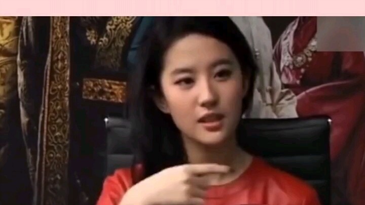 หลิวอี้เฟยเลิกคิวน่ารักมาก “หลิวอี้เฟยว่าแค่โชว์ไหล่ก็ตื่นเต้นแล้วนะ” บทสัมภาษณ์สมัยแรกเริ่มของหลิวอ