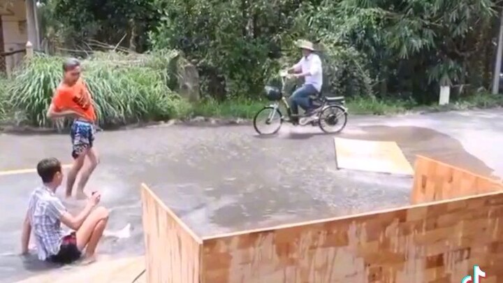 thật là đáng thương mà ngược lại là vui (haha)